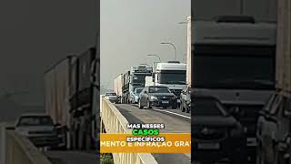 Motoristas são flagrados furando bloqueio pelo acostamento