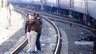 RAILWAY COP CATCHES VENDORS for iLLEGAL CHAIN PULLING !