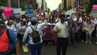 Miles marchan en el Día del Trabajo en EEUU y Latinoamérica