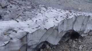 猿倉から白馬鑓温泉　登山道脇の雪渓の風景