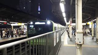 なんとなく電車：JR新宿駅：山手線外回り発車光景（Suica Apple Payラッピングトレイン）