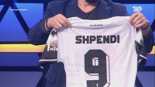 Kristian Shpendi sjell dhuratën në studion e Procesit - Procesi Sportiv