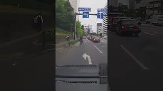 ②電動フル自転車、速い。50km/h 超。原付自転車扱いなのに、ナンバー、自賠責保険、ヘルメット、ウインカー、全て無し。免許も？。 7月の道交法改正に期待！。