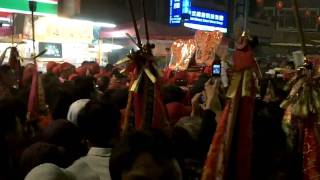 2011大甲媽祖繞境:鑾轎離開鎮瀾宮時引發的群眾大混亂(Kodak Playsport ZX3)