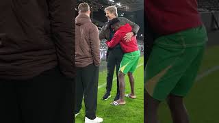 Martinez and Onana catching up with Edwin van der Sar post match 👊