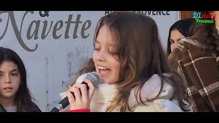 7éme chanson d' Eva (11 ans), sur le cours Mirabeau à Aix en Provence, le samedi 21 décembre 2024.