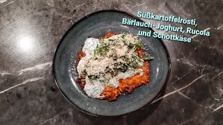 Rösti aus der SÜßKARTOFFEL mit einem Bärlauch-Joghurt, marinierten Rucola und Pinzgauer Schottkäse