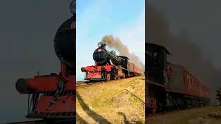 ගල් අඟුරු කෝච්චියක් මුහුදු බඩ මාර්ගයේ. Old steam locomotive smoke  EXPRESS TRAIN #old #train #short