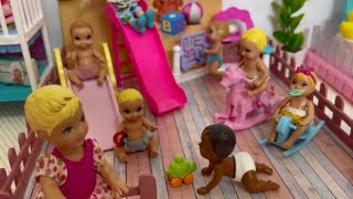 Novelinha da Barbie: rotina na creche da bebê da Barbie! Antonella cuida de bebês.