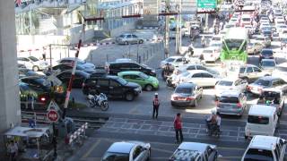 タイの踏切 渋滞のためのんびりと閉まります