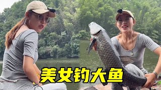 钓个鱼而已要问这么详细？美女直接钓上条20斤大鱼证明实力，太棒啦！