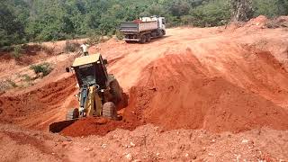 Pá carregadeira CAT® 924G, na jazida em São Desidério-Bahia. Operador Expedito.