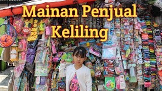 Asyik...Tanisha Beli Mainan Penjual Keliling