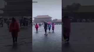 Forbidden City in torrential rains as Typhoon Doksuri soaks Beijing 暴雨中的#故宫 #北京