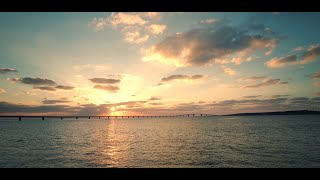 宮古サンセットビーチから臨む夕日と伊良部大橋 [沖縄県の秘境・絶景・パワースポット特集] (Miyako Sunset Beach in Miyako Island) [4K] [癒し音楽BGM付]