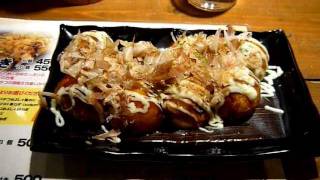 Japanese Food: Takoyaki !!   Dancing dried Bonito.