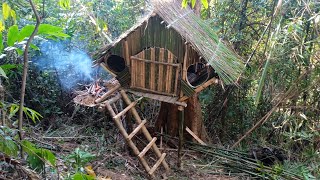 高い木の上にシェルターを建てて野生動物を避け、森の中で一人で生き残る方法、ブッシュクラフト #キャンプ