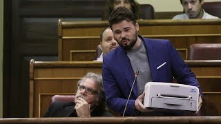 Enfrontament entre Rufián (amb una impressora sota el braç) i Sáenz de Santamaría al Congrés