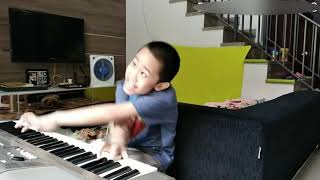 Мальчик с ума сошёл играет на пианино Astronomia