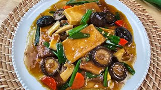 Quick and easy vegan braised tofu with shiitake mushrooms and vegetables! One-pan beginners recipe