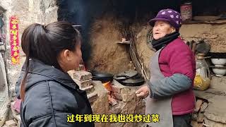 住在石头房里的两位老人，常年不吃肉，不买菜，看看今天吃的啥？