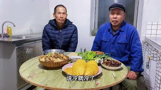 突如其来的大降温，让东北一夜入冬了，看看大叔做了啥饭？太香了