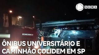 Acidente entre ônibus universitário e caminhão deixa ao menos 12 mortos no interior de São Paulo