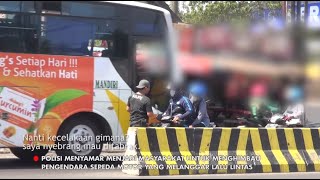 Polisi Nyamar Jadi Warga Tegur Pengendara Lawan Arah, Masih Ada yang Tidak Peduli - 86