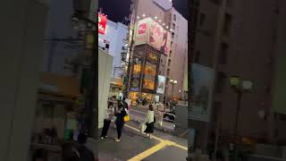 新宿及Shibuya車站前高樓景觀及蜂擁而至的十字路口人潮