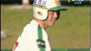 20090718牛獅戰二局下葉君璋燦笑安打.mpg