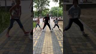 Дети с тренером круто танцуют Shuffle Dance