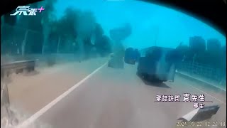 公路行駛期間突然大石飛至 爆玻璃直插車廂你都咪話唔驚