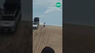 Motorista desce duna no litoral do Ceará em manobra arriscada com passageiros em carroceria