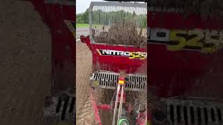 Spreading chicken manure, Tubeline NITRO 525rs