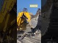 excavator Komatsu sedang loading