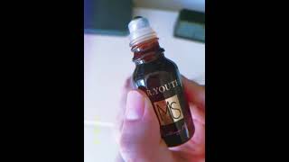 I apply Dr.YOUTH Oil on my ankle after housework, 집안일 후 발목에 닥터유스 아로마오일을 바르는 모습