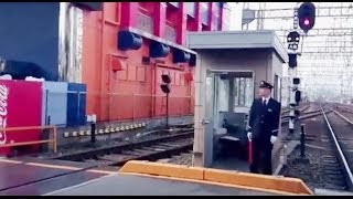 珍しい踏切。有人の踏切  Level Crossing safety. Osaka/Japan.