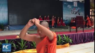 Iron head! teenage Shaolin monk breaks iron bar on head