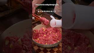 把糯米和玉米倒入肉馅里，出锅就是一道经典美食，自制肉肠；QQ 弹弹，好吃到停不下来的的肉肠；孩子一口一个的肉肠；经典美味的肉肠，在家就能简单做成；#美食教程 #儿童美食 #儿童早餐 #宝宝辅食