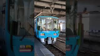 【字幕】　あいの風とやま鉄道・JR高岡駅に入線する金沢行電車　無断使用禁止🚫　#あいの風とやま鉄道 #IRいしかわ鉄道 #氷見線 #城端線 #JR #JR西日本 #私鉄 #鉄道 #電車 #列車