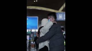 其實機場比婚禮殿堂見證了更多真摯的擁抱和親吻In fact, airports witness more genuine hugs and kisses than wedding halls