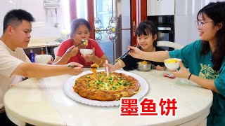 雙胞胎上學了，午餐做【墨魚餅】搭配清湯麵條，一家人簡單吃一頓！