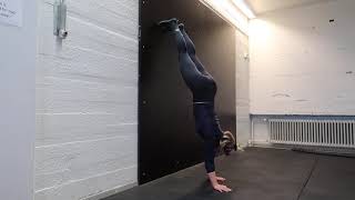 kävely seinää vasten/ handstand/ käsilläseisonta