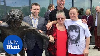 New statue of football legend George Best unveiled in Belfast