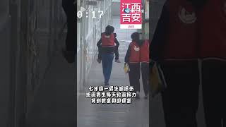 【大陸】點贊！初一男生腿扭傷 班級同學輪流照顧