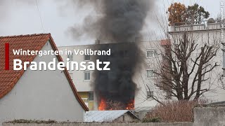 Wintergarten in Vollbrand: Flammen schlugen aus einem Mehrparteienwohnhaus in Wels-Neustadt