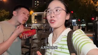 天气渐凉，湖北老公开始摆摊卖烤红薯，没想到生意意料之外的好