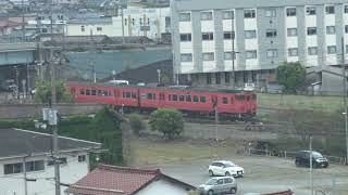 ビルから見下ろした広大な駅構内の益田駅を出発していく山陰本線下りキハ47形