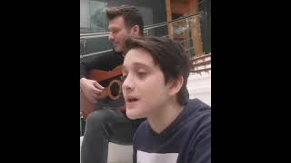 Ο Γιάννης Πλούταρχος τραγουδά με τον μικρό του γιο Κωνσταντίνο