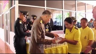 องคมนตรี เชิญผ้าห่มกันหนาวพระราชทาน ไปมอบแก่ราษฎร : ข่าวในพระราชสำนัก 04/12/2018